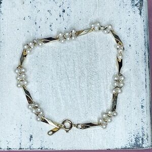135u. Vintage Dainty Plastic Faux Pearl and Goldtone Bracelet